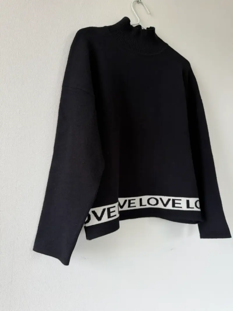 Suéter negro con cuello alto y diseño 'LOVE' - 3