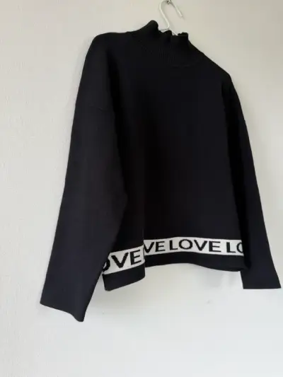 Suéter negro con cuello alto y diseño 'LOVE' - miniatura 3