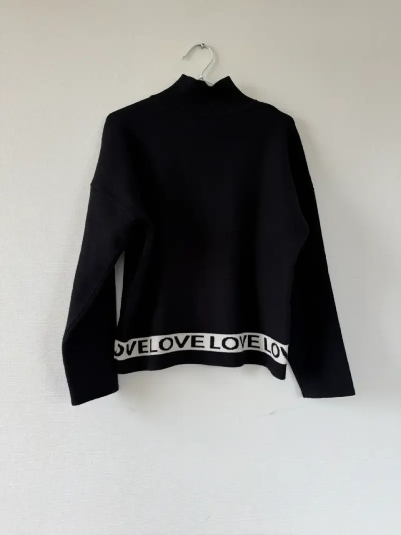 Suéter negro con cuello alto y diseño 'LOVE' - 4
