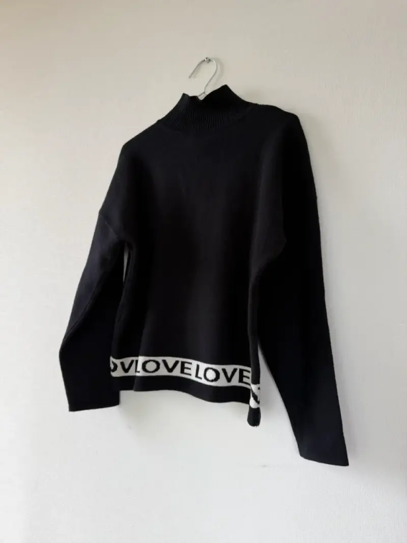Suéter negro con cuello alto y diseño 'LOVE' - 5