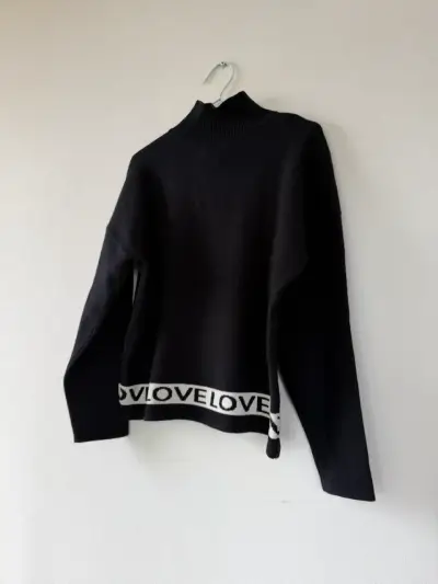 Suéter negro con cuello alto y diseño 'LOVE' - miniatura 5