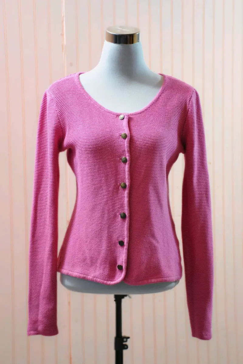 Cardigan de punto rosa con botones
