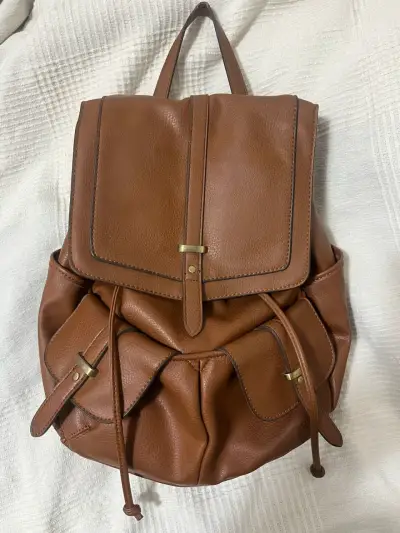 Mochila de cuero marrón con bolsillos - miniatura 1