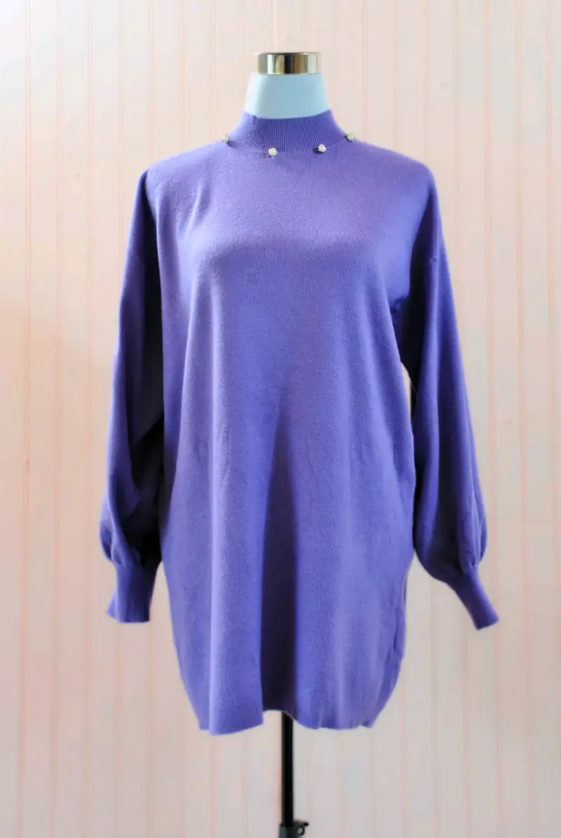 Suéter morado con cuello alto y perlas