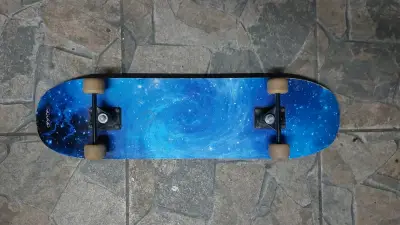 Skate con diseño de galaxia azul - miniatura 1