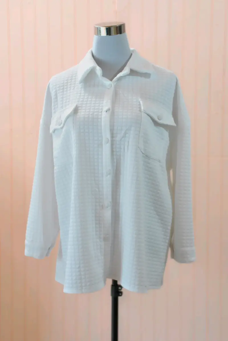 Blusa blanca de manga larga con bolsillos