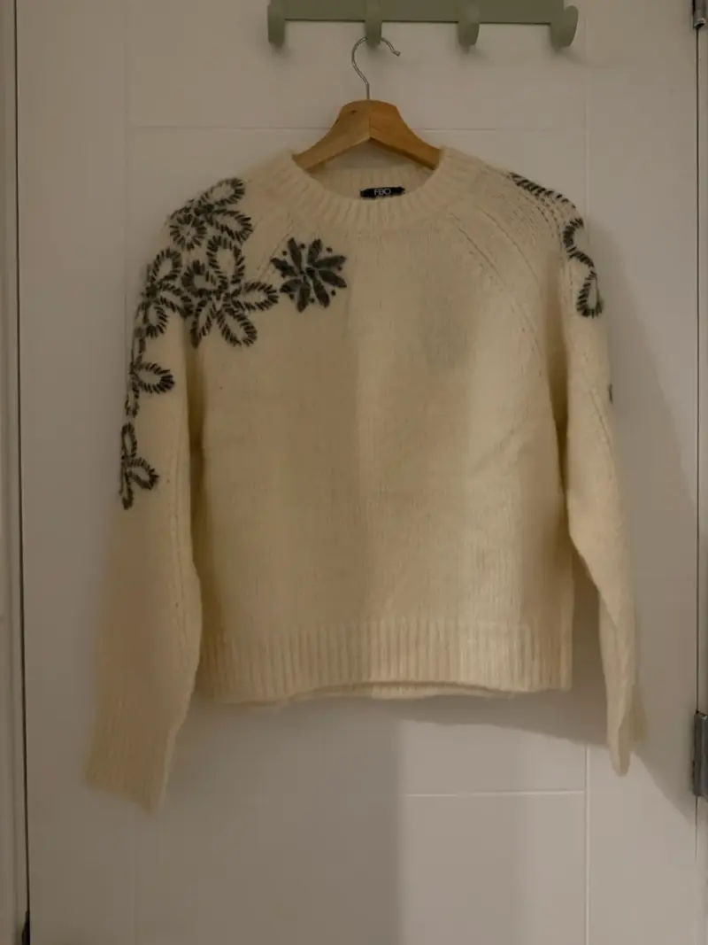 Suéter beige con diseño floral - 1