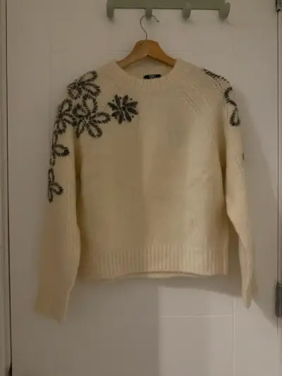 Suéter  beige con diseño floral - miniatura 1