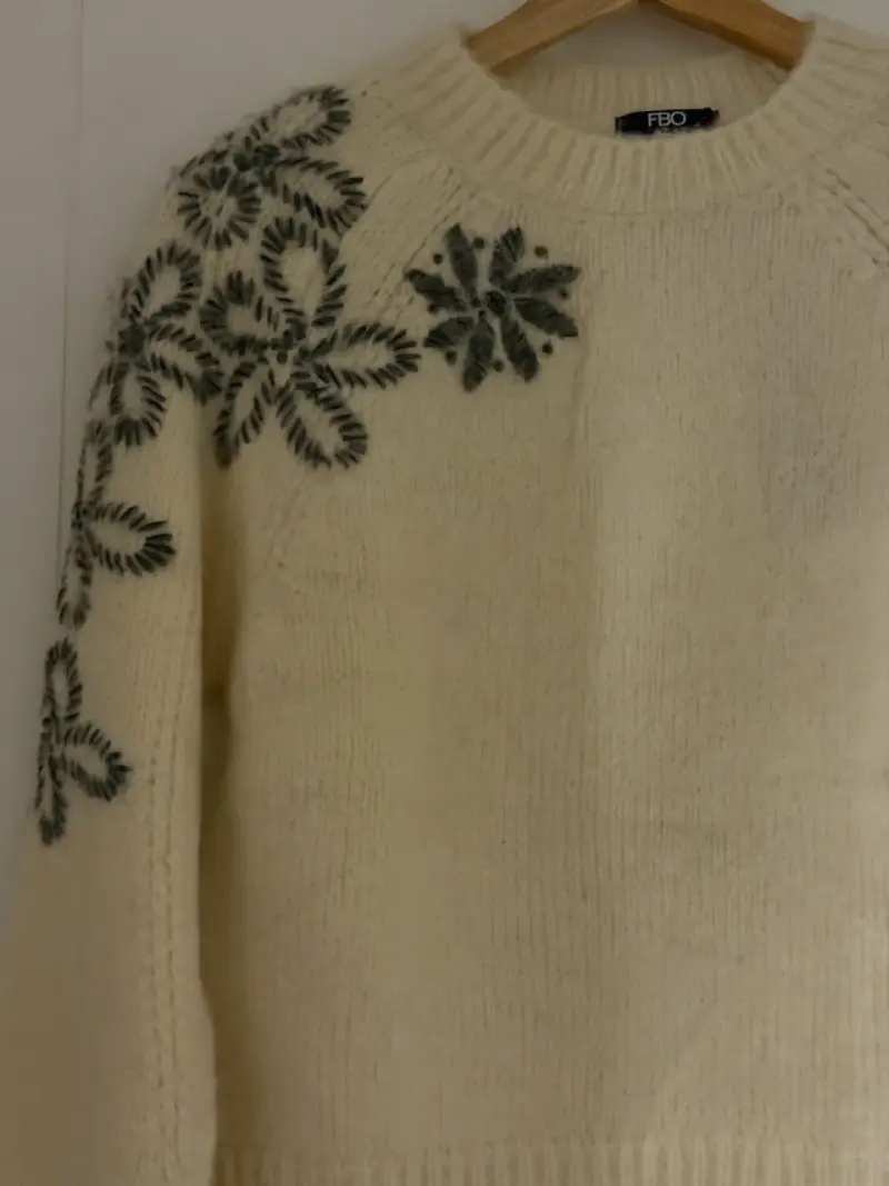 Suéter beige con diseño floral - 2