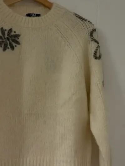 Suéter  beige con diseño floral - miniatura 3