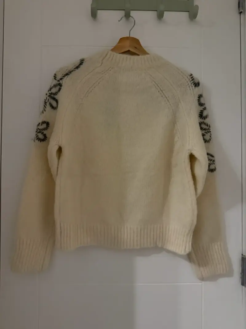 Suéter beige con diseño floral - 4