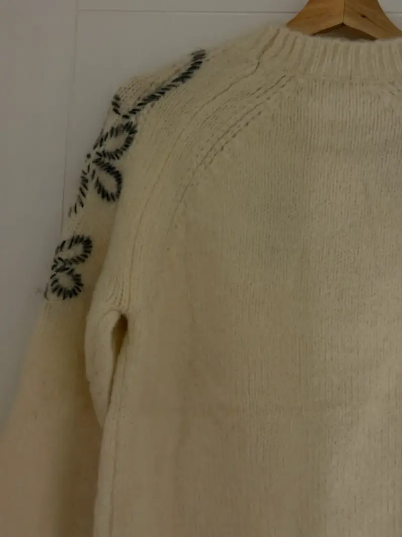 Suéter beige con diseño floral - 5