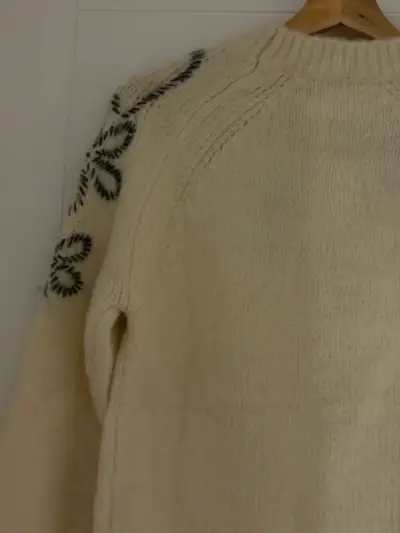 Suéter  beige con diseño floral - miniatura 5