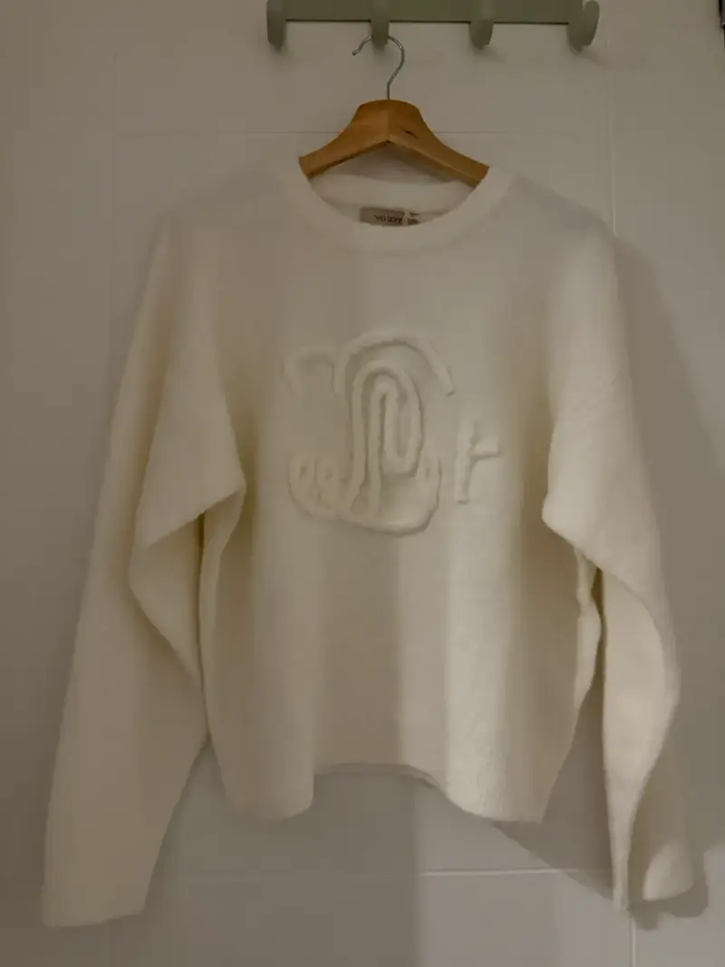 Suéter blanco con diseño bordado - 1