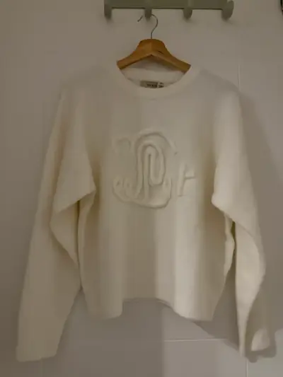 Suéter blanco con diseño bordado - miniatura 1