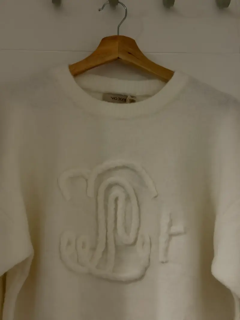 Suéter blanco con diseño bordado - 2