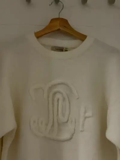 Suéter blanco con diseño bordado - miniatura 2