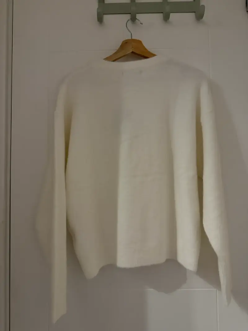 Suéter blanco con diseño bordado - 4