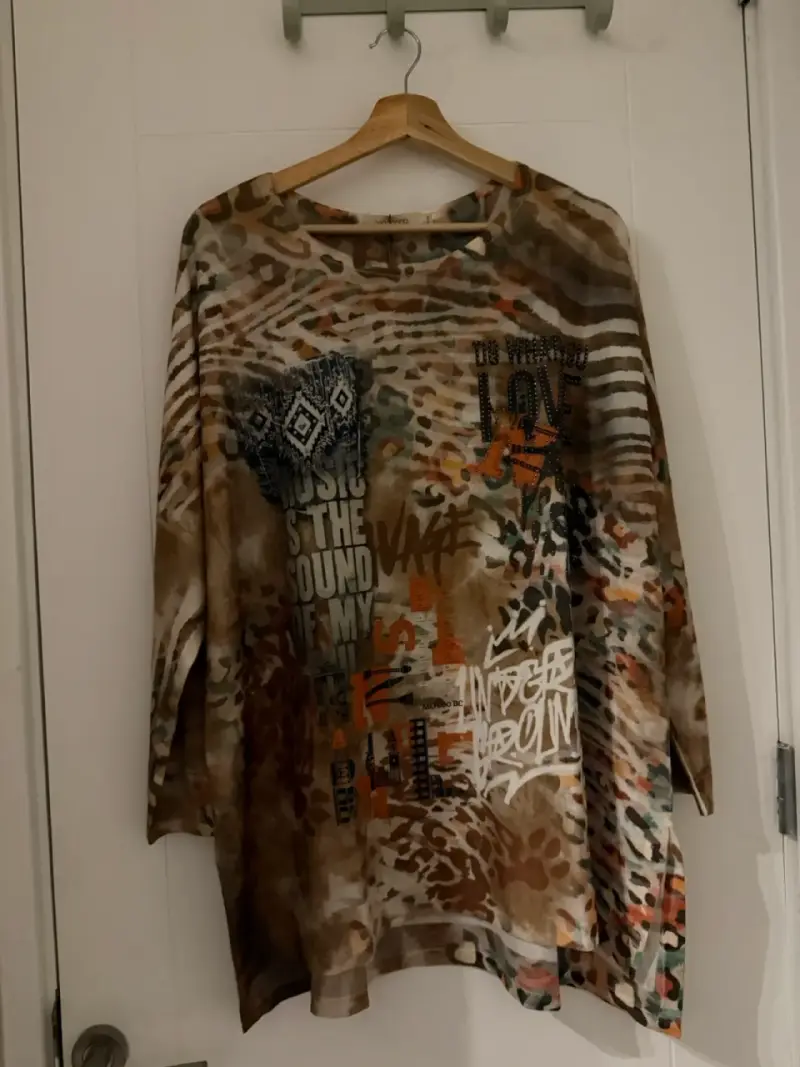 Tunica estampada animal print con texto - 1