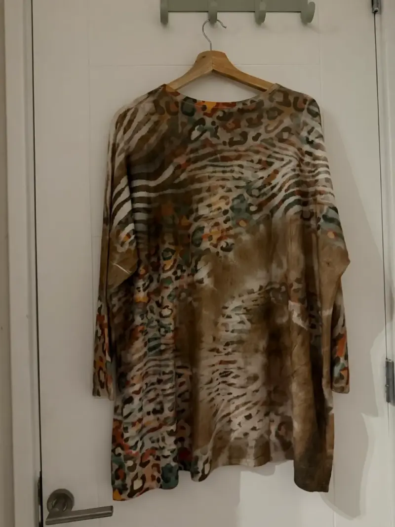 Tunica estampada animal print con texto - 5