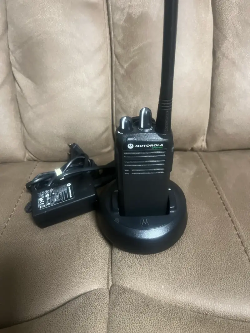 Radio portátil Motorola con cargador EP350 VHF - 1