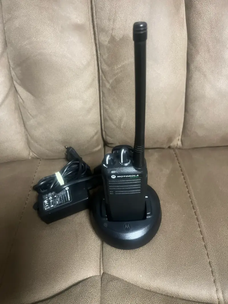 Radio portátil Motorola con cargador EP350 VHF - 2