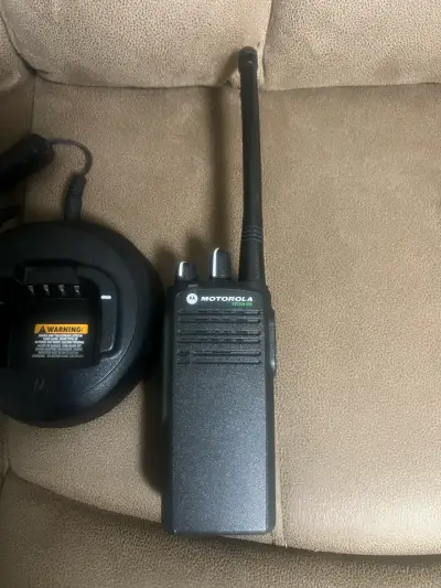 Radio portátil Motorola con cargador EP350 VHF - miniatura 3