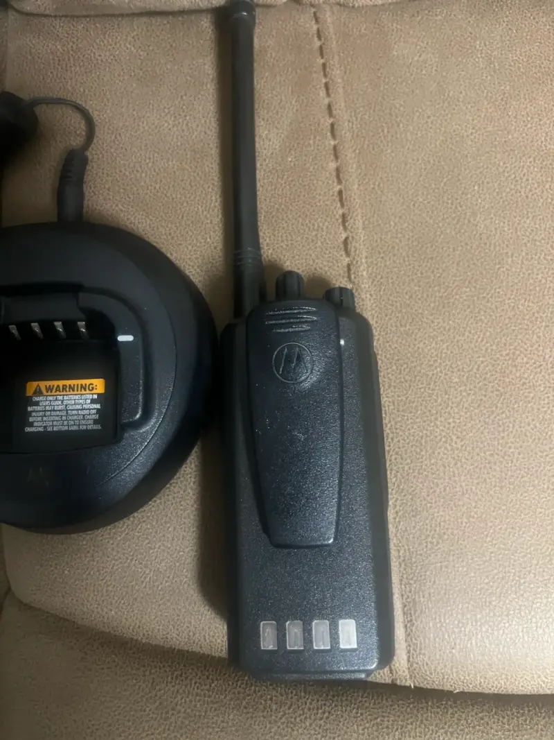 Radio portátil Motorola con cargador EP350 VHF - 4
