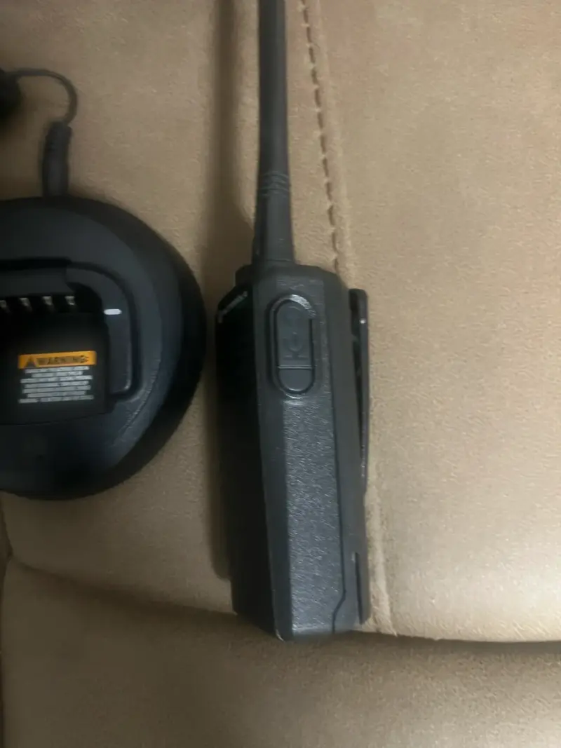 Radio portátil Motorola con cargador EP350 VHF - 5