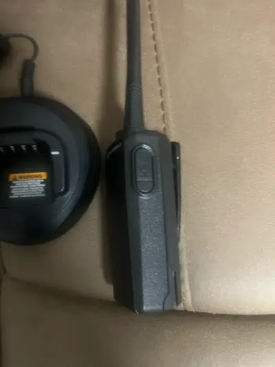 Radio portátil Motorola con cargador EP350 VHF - miniatura 5