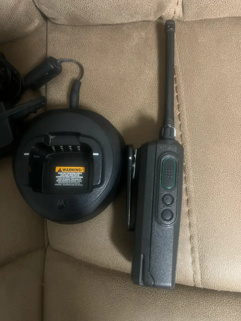 Radio portátil Motorola con cargador EP350 VHF - 6