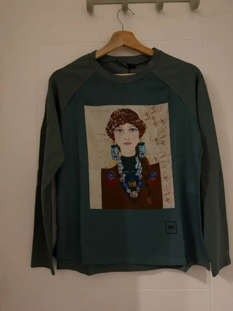 Polera manga larga con diseño artístico - 1