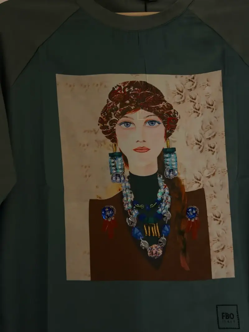 Polera manga larga con diseño artístico - 2