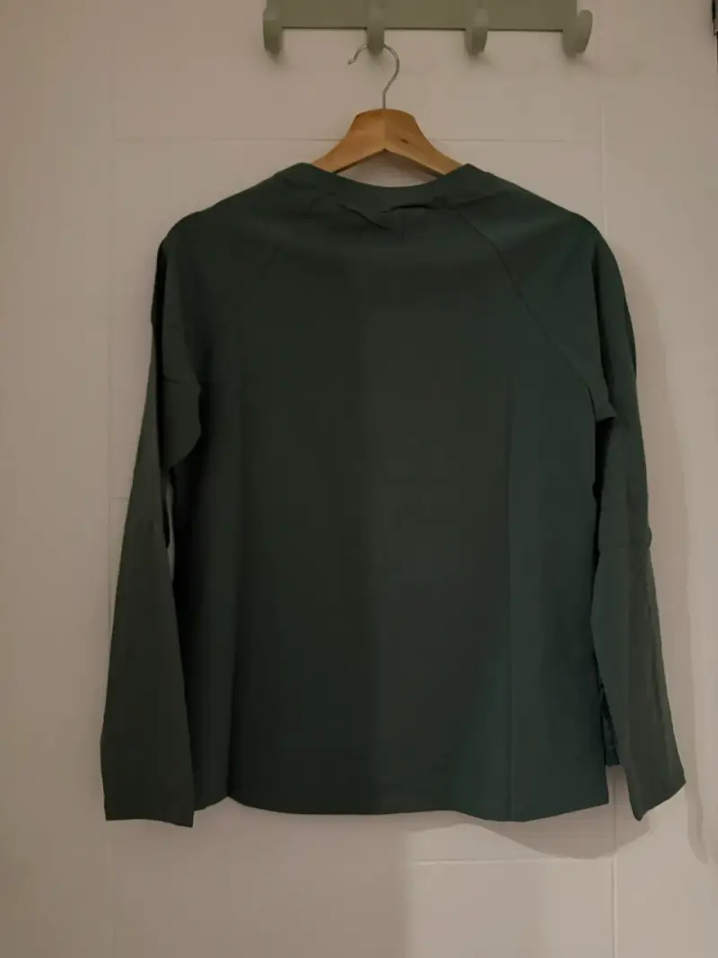 Polera manga larga con diseño artístico - 4