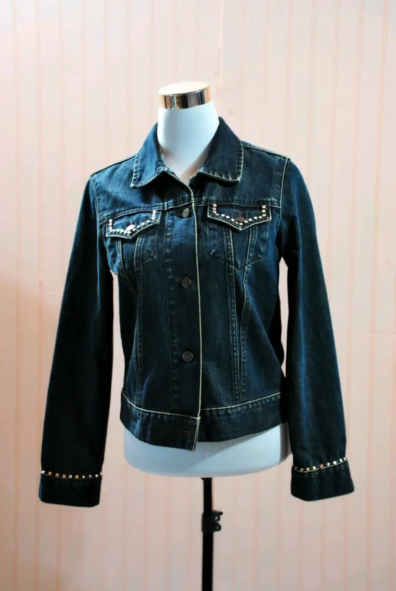 Chaqueta de mezclilla con tachuelas para mujer