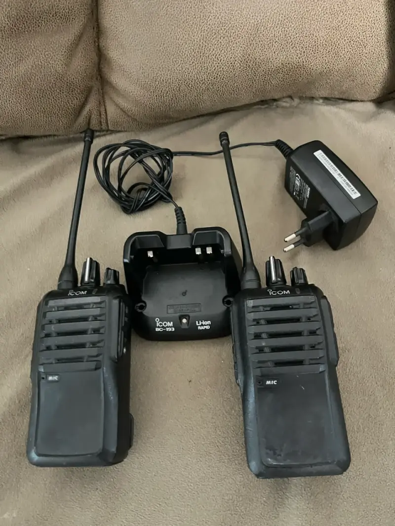 Radios Walkie Talkie Icom F4003 UHF con Cargador - 2