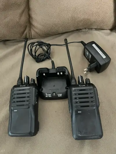 Radios Walkie Talkie Icom F4003 UHF  con Cargador - miniatura 2