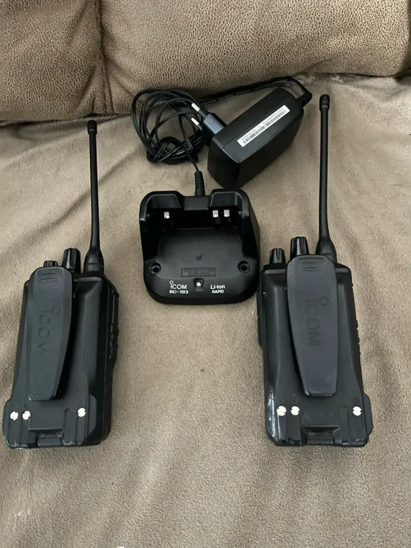 Radios Walkie Talkie Icom F4003 UHF con Cargador - 3