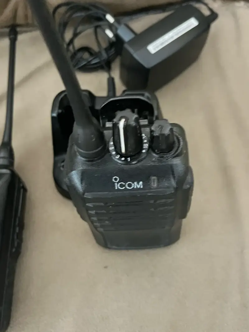 Radios Walkie Talkie Icom F4003 UHF con Cargador - 4