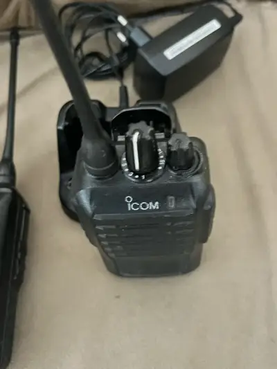 Radios Walkie Talkie Icom F4003 UHF  con Cargador - miniatura 4