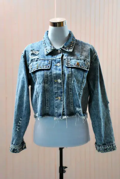 Chaqueta de mezclilla con tachas para mujer - miniatura 1