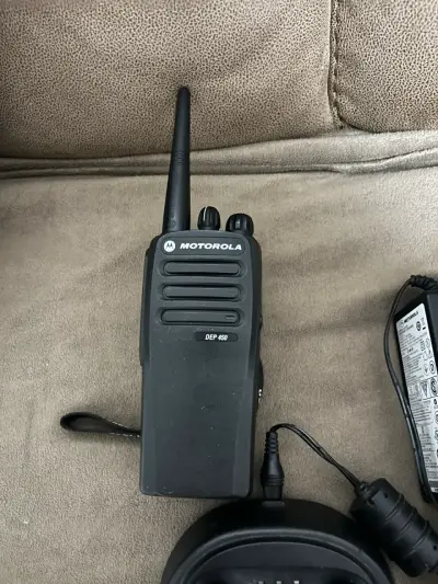 Radio Motorola DEP 450 UHF  con cargador - miniatura 1
