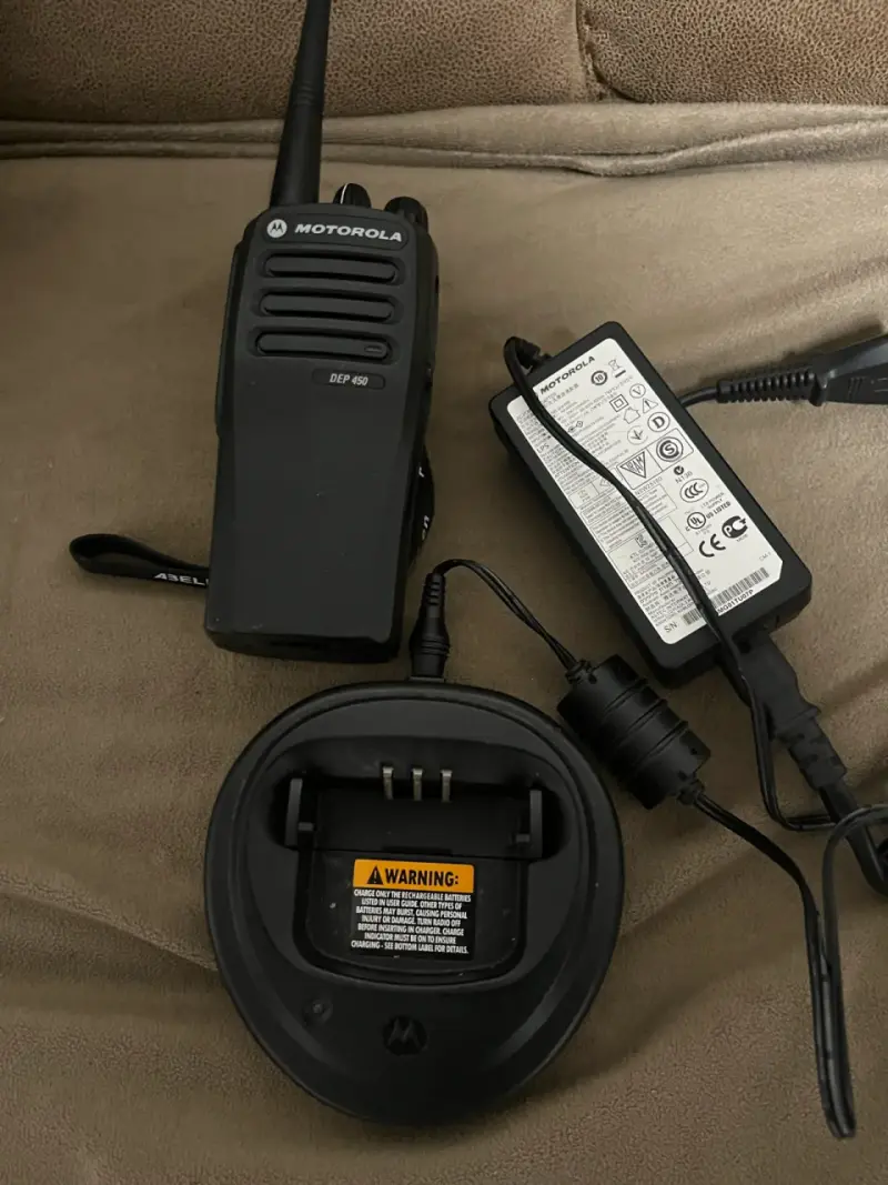 Radio Motorola DEP 450 UHF  con cargador - 2