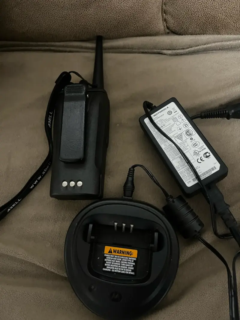 Radio Motorola DEP 450 UHF  con cargador - 3