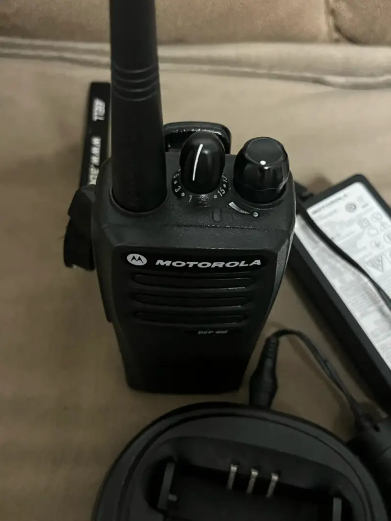 Radio Motorola DEP 450 UHF  con cargador - 4
