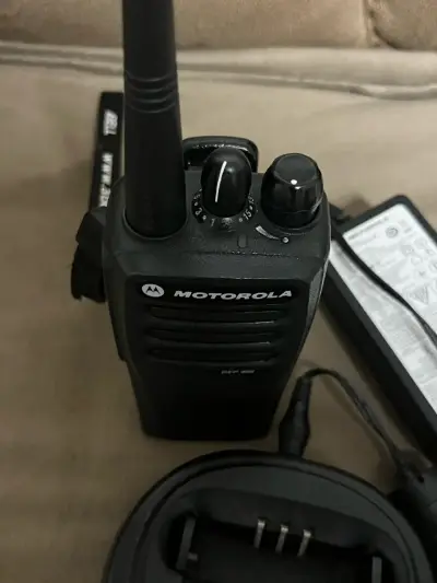 Radio Motorola DEP 450 UHF  con cargador - miniatura 4