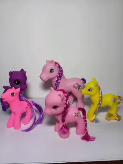 Set de figuras de ponis de juguete coloridos - miniatura 1