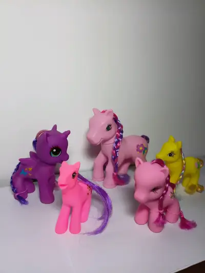 Set de figuras de ponis de juguete coloridos - miniatura 2