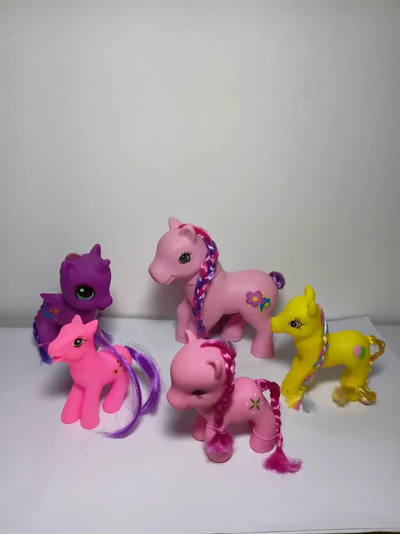 Set de figuras de ponis de juguete coloridos - 3