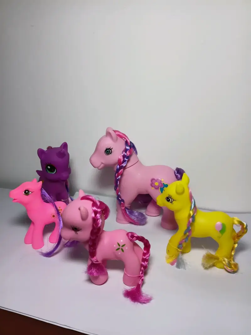 Set de figuras de ponis de juguete coloridos - 4